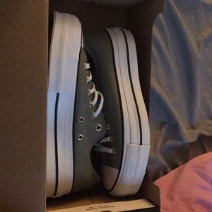 Light gray low top converse never been worn size 8